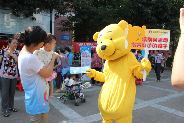 5月29日，梧州市婦幼保健院到潘塘公園參與衛(wèi)生系統(tǒng)開展的世界無煙日宣傳活動，該院醫(yī)務(wù)人員扮成可愛的卡通造型，呼吁市民為孩