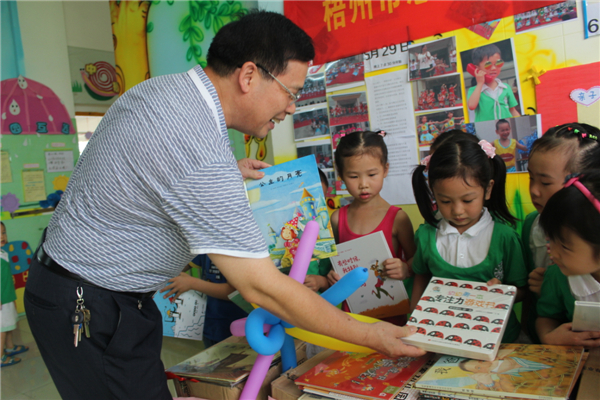 梧州市總工會黨組書記、常務(wù)副主席朱明勝在梧州市總工會到梧州高新區(qū)雙語實驗學(xué)校開展關(guān)愛農(nóng)民工留守活動中為孩子們送上學(xué)習(xí)用具
