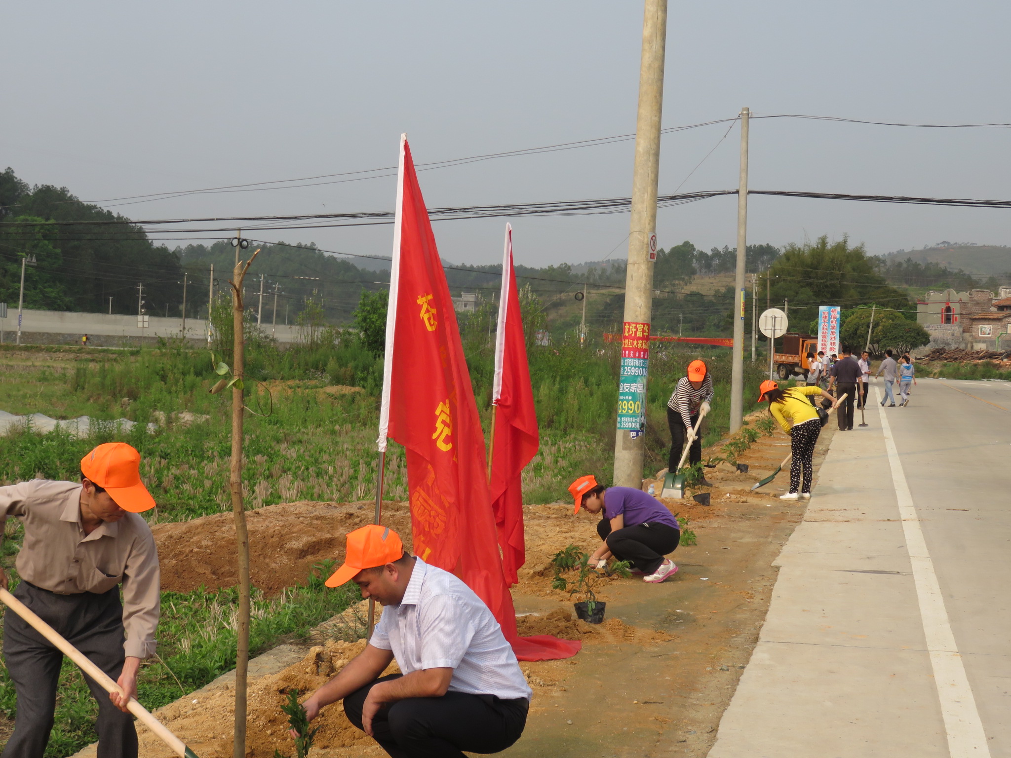 3月19日，龍圩區(qū)人民政府麥用潤(rùn)副區(qū)長(zhǎng)、大坡鎮(zhèn)政府鐘柱海書記、桂東公路管理局陳志武書記、蒼梧公路管理局樂(lè)金梅局長(zhǎng)等領(lǐng)導(dǎo)與