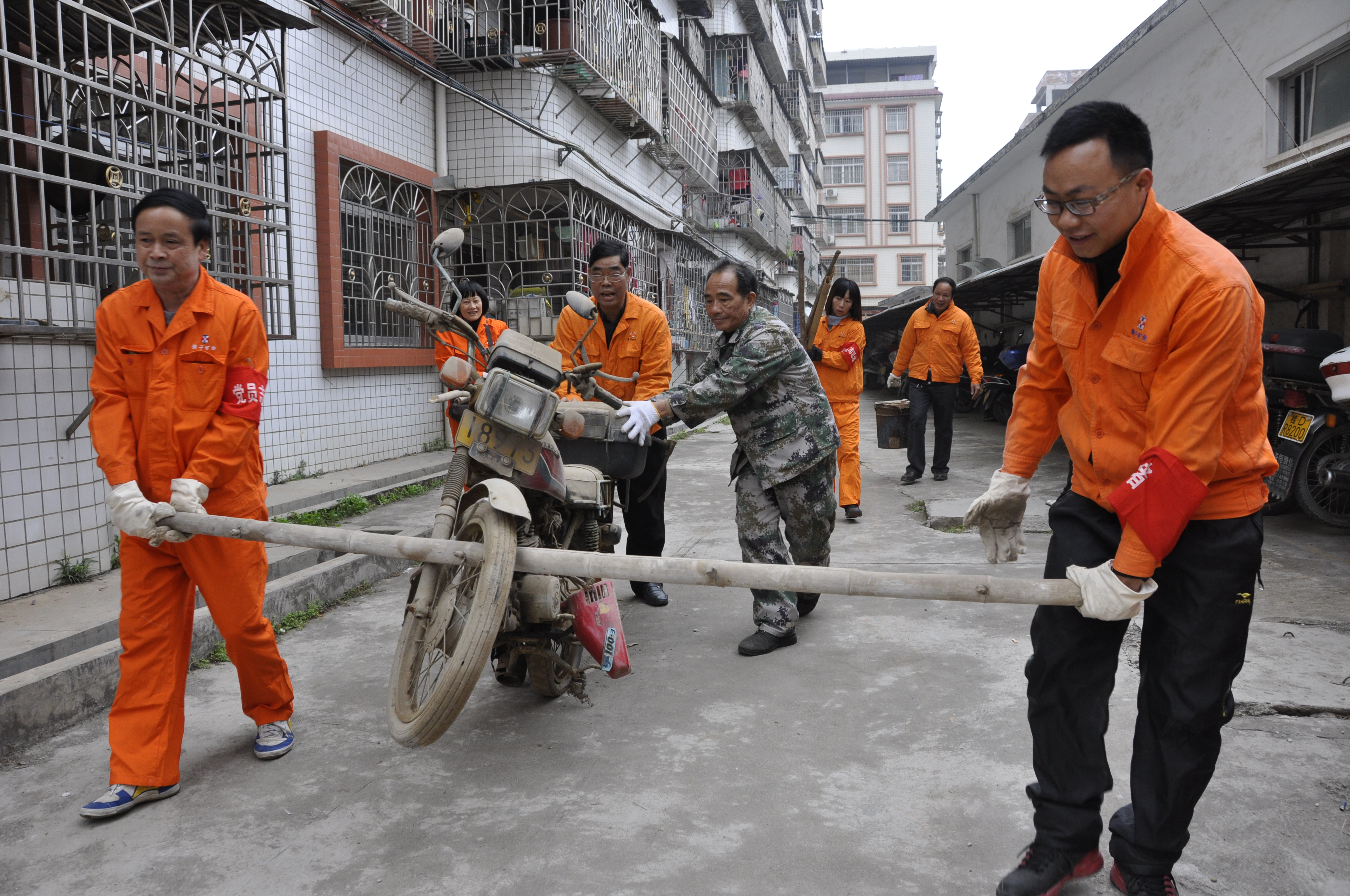 佛子公司開展清理廢舊摩托車、自行車、生活垃圾志愿者服務(wù)活動(dòng)
