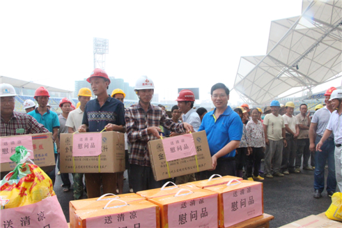 市總工會黨組書記、常務副主席為在建體育場農(nóng)民工送清涼