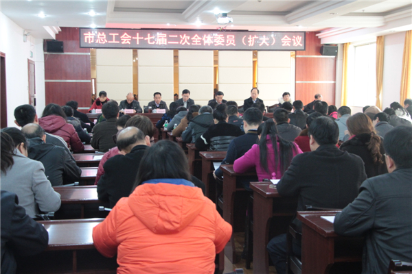 3月11日，梧州市總工會(huì)召開十七屆二次全委會(huì)（擴(kuò)大）會(huì)議，市委副書記蔣海東發(fā)表講話，市總工會(huì)黨組書記、常務(wù)副主席朱明勝作