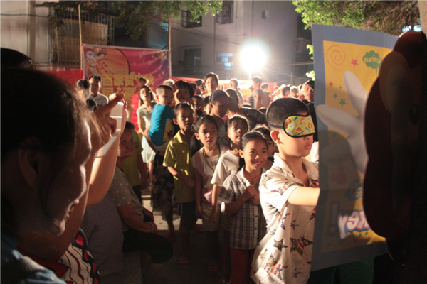 在中秋節(jié)來臨之際，為進(jìn)一步拓展“雙報(bào)到”活動，踐行“兩學(xué)一做”學(xué)習(xí)教育，關(guān)愛社區(qū)職工群眾，營造歡樂祥和的節(jié)日氛圍，梧州市