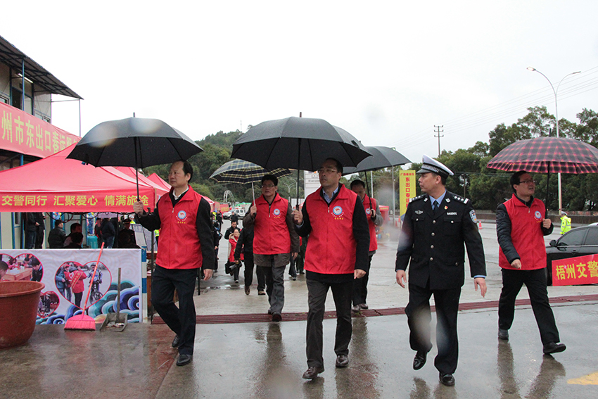 市委常委、組織部部長(zhǎng)張惠強(qiáng)，市人大副主任、市總工會(huì)主席徐遠(yuǎn)洲一行在東出口春運(yùn)服務(wù)站視察各行業(yè)愛心服務(wù)站.jpg