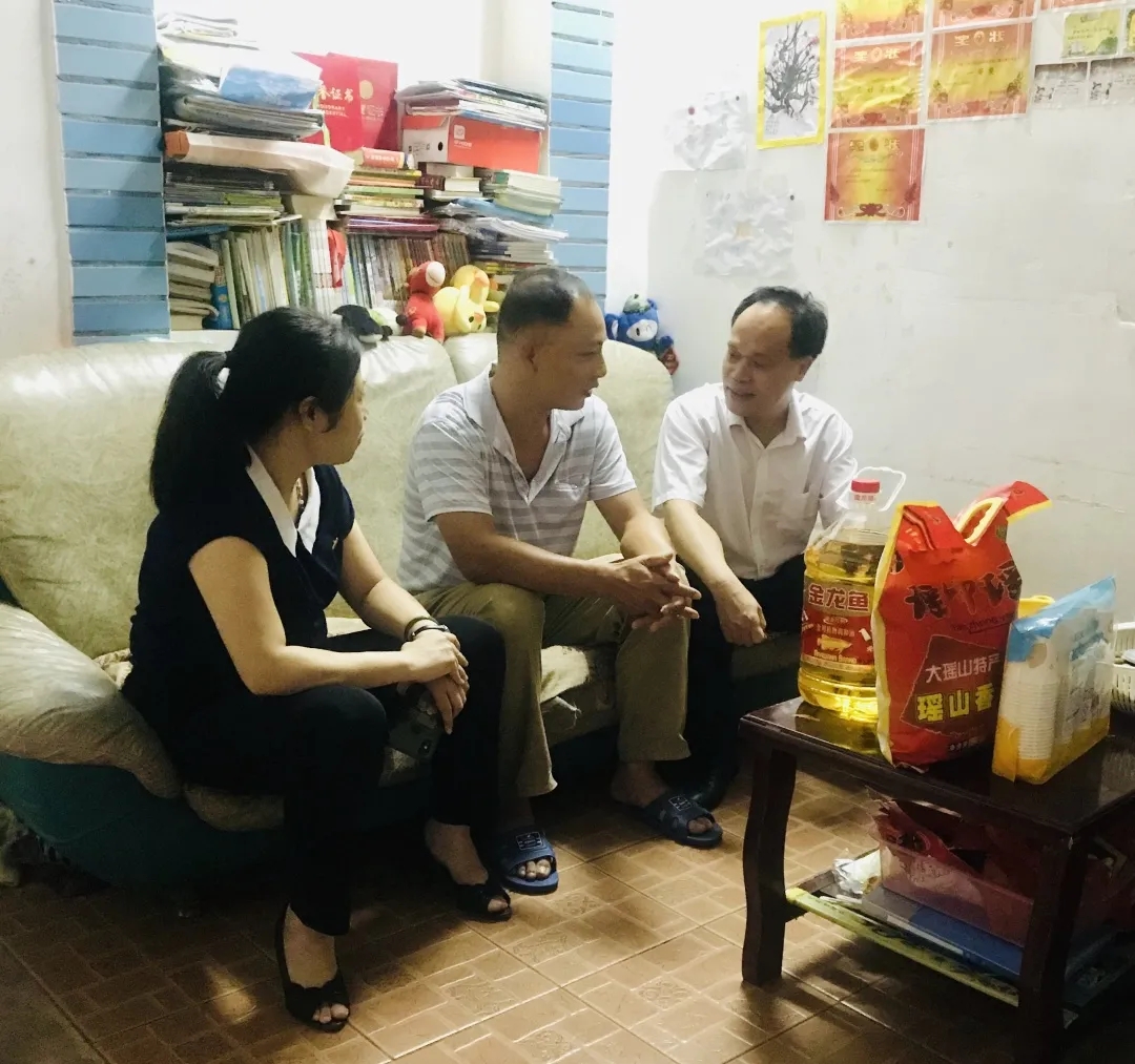 節(jié)日慰問暖人心，結(jié)對幫扶情誼真