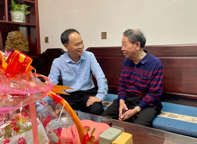 秋意濃，情意真，重陽(yáng)慰問(wèn)暖人心