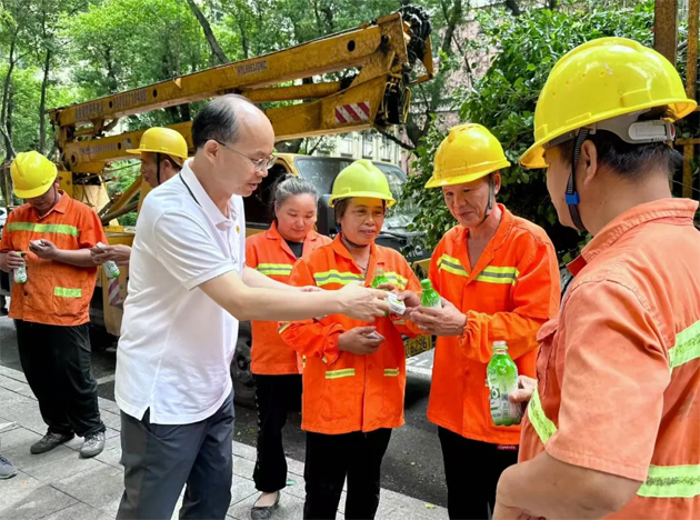 清涼驅(qū)暑熱，關(guān)懷沁人心丨梧州市總工會(huì)與愛心企業(yè)為艱苦崗位一線職工送清涼