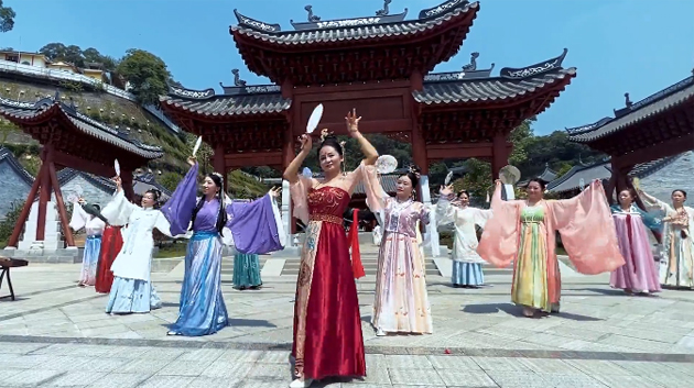 聽，梧州學(xué)院的教職工演繹《禮儀之邦》向祖國73周年華誕獻(xiàn)禮