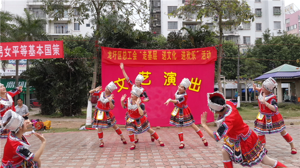 為豐富廣大職工群眾的精神文化生活，營造歡樂祥和的節(jié)日氣氛，2015年春節(jié)期間龍圩區(qū)總工會深入開展“走基層 送文化 送歡樂