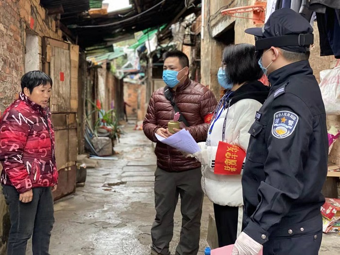 圖2.2月4日，萬秀區(qū)總工會(huì)主席莫培燁到龍骨社區(qū)協(xié)助開展疫情防控核查和宣傳工作.jpg