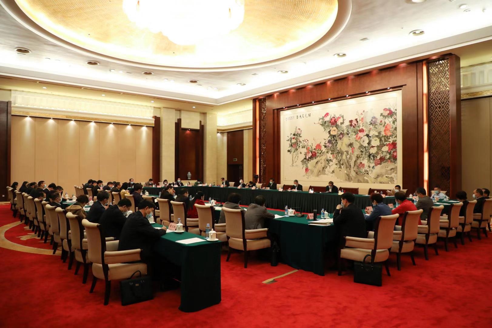 自治區(qū)政協(xié)十二屆四次會議召開期間，工會界別委員結(jié)合工作實際，積極建言獻(xiàn)策——