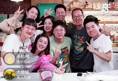 打工新鮮事丨一邊“上課”，一邊“賣大米”，被他的直播語(yǔ)錄圈粉了~