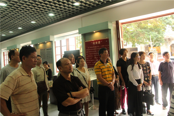 為踐行社會(huì)主義核心價(jià)值觀，進(jìn)一步弘揚(yáng)優(yōu)秀傳統(tǒng)文化，引領(lǐng)全市廣大職工群眾文明祭祖，文明追思。4月3日梧州市總工會(huì)組織干部職